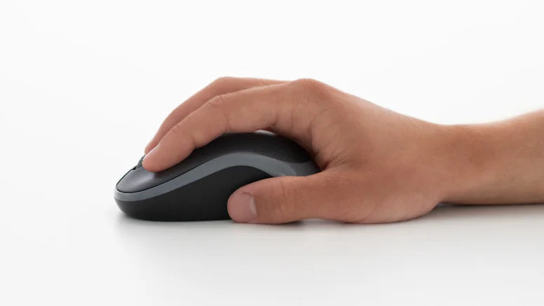 Hand bedient ergonomische Gaming-Maus auf hellem Untergrund im Profil.