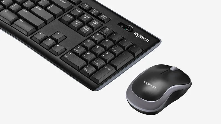 Schwarze Logitech Tastatur und kabellose Logitech Computermaus auf hellem Hintergrund