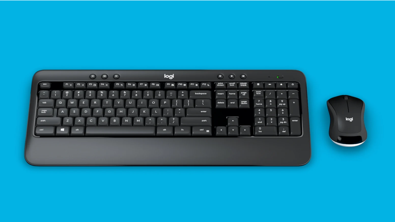 Schwarzes Logitech Tastatur- und Maus-Set vor blauem Hintergrund