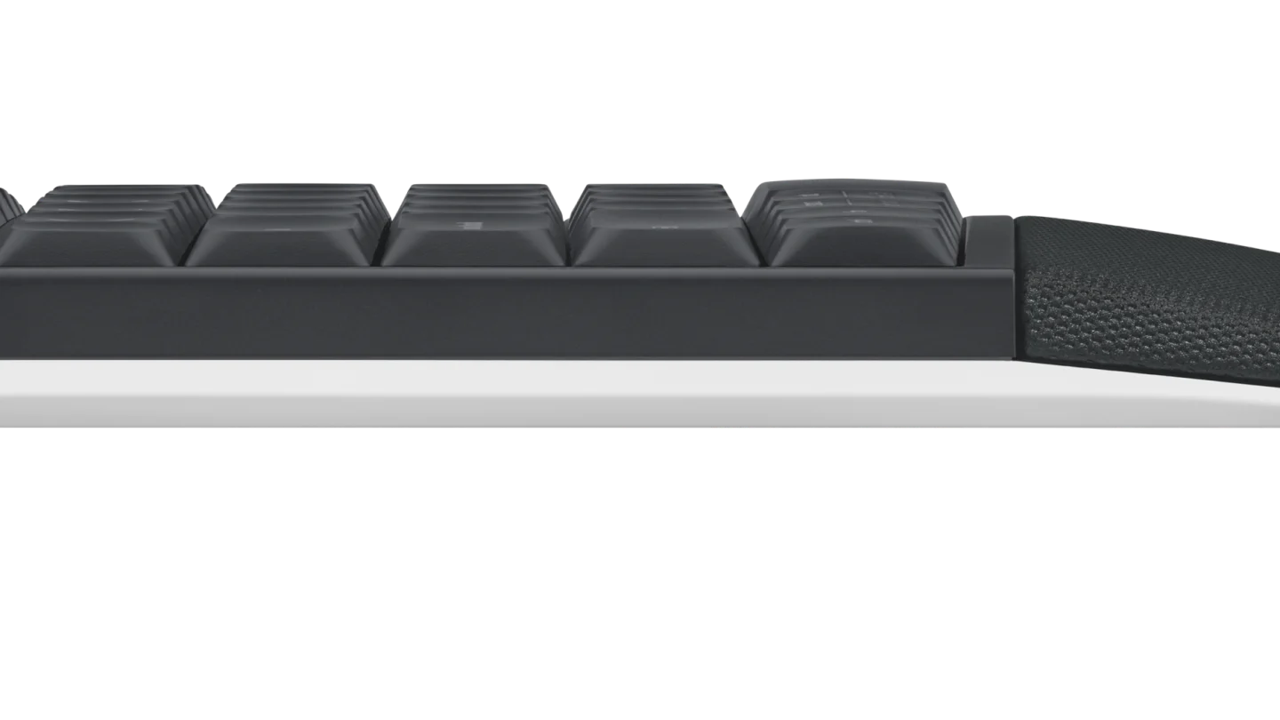 Seitenansicht der mechanischen Gaming-Tastatur mit ergonomischer Handballenauflage