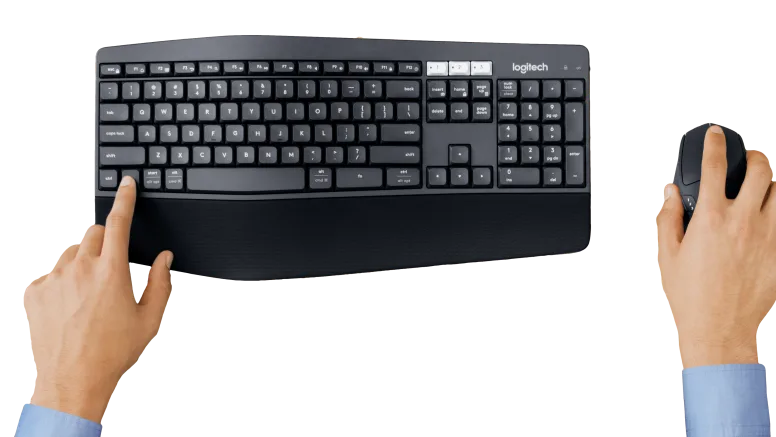 Ergonomische Logitech Kabellos-Tastatur mit Handballenauflage und schwarze Computermaus, bedient von zwei Händen.