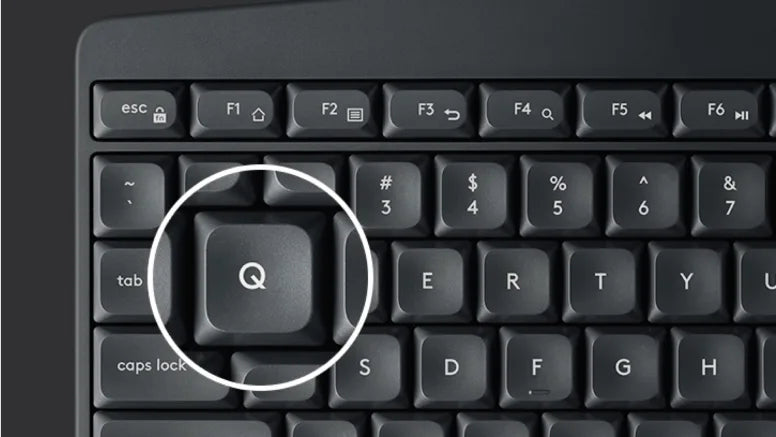 Nahaufnahme einer schwarzen Computertastatur mit Fokus auf die Q-Taste in einem weißen Kreis.