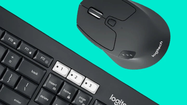 Schwarze Logitech-Tastatur mit drei weißen Sondertasten und passende Logitech-Maus auf türkisfarbenem Hintergrund