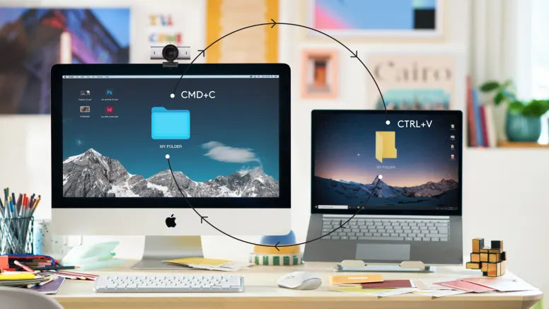 Desktop-Computer und Laptop auf einem Schreibtisch bei der Datenübertragung mit Tastenkombinationen