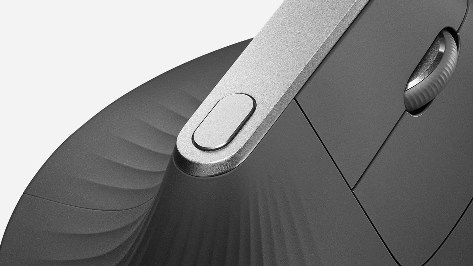 Nahaufnahme der Daumenauflage und des Scrollrads einer ergonomischen High-End Computer-Maus.