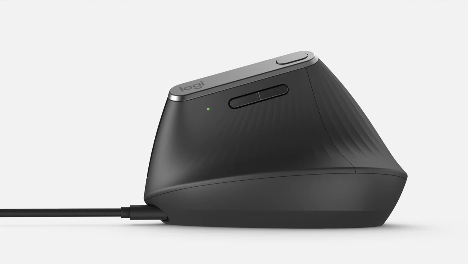 Schwarze Logitech MX Vertical Ergonomie-Maus in der Seitenansicht vor hellem Hintergrund