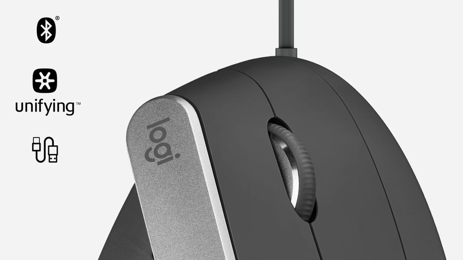 Schwarze Logitech Maus mit silberner Daumenstütze und Scrollrad vor hellen Verbindungssymbolen.