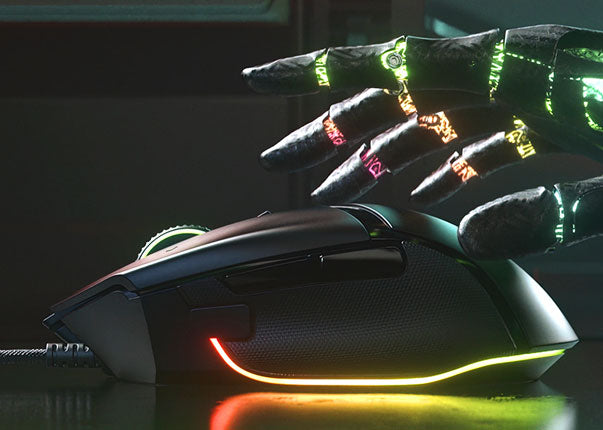 Futuristische Gaming-Maus mit RGB-Beleuchtung wird von roboterähnlicher Hand bedient