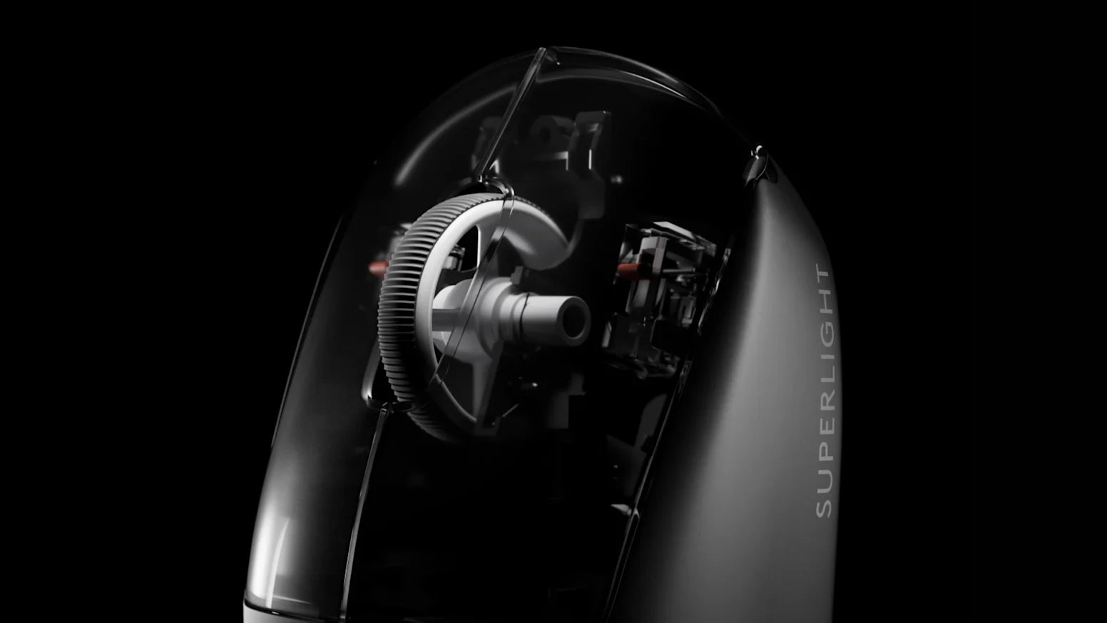 Nahaufnahme des transparenten Scrollrads und der inneren Mechanik einer schwarzen Gaming-Maus