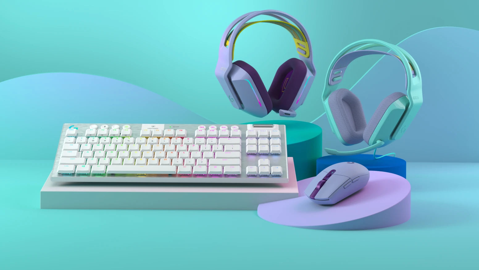 Bunte Gaming-Peripherie in Pastellfarben mit weißer Tastatur, zwei Headsets und einer Maus auf Podesten vor blauem Hintergrund.