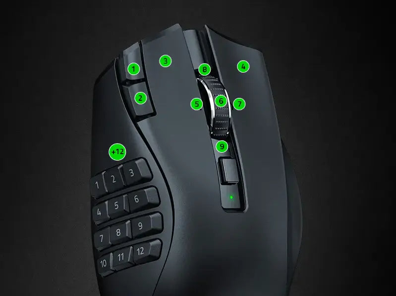 Nahaufnahme einer schwarzen MMO-Gaming-Maus mit zahlreichen programmierbaren Tasten und nummerierten Markierungen.