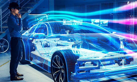 Ingenieur mit VR-Headset betrachtet ein holografisches 3D-Autowerkmodell mit Aerodynamik-Simulation.