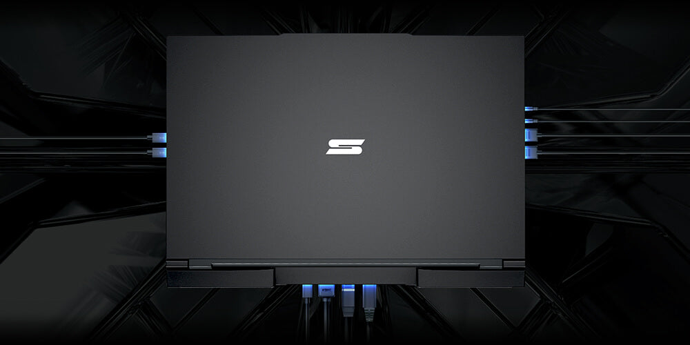 Schwarzer High-End Gaming-Laptop mit geschlossenem Display und beleuchteten Anschlüssen in der Ansicht von oben.