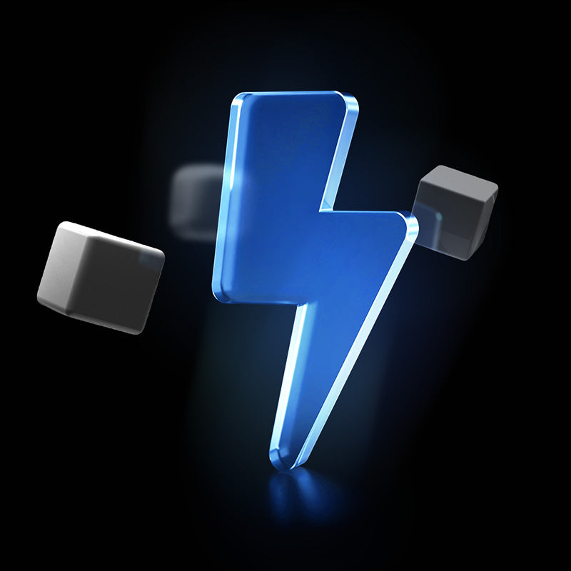 Leuchtendes blaues Blitz-Symbol als 3D-Icon mit schwebenden Würfeln vor schwarzem Hintergrund