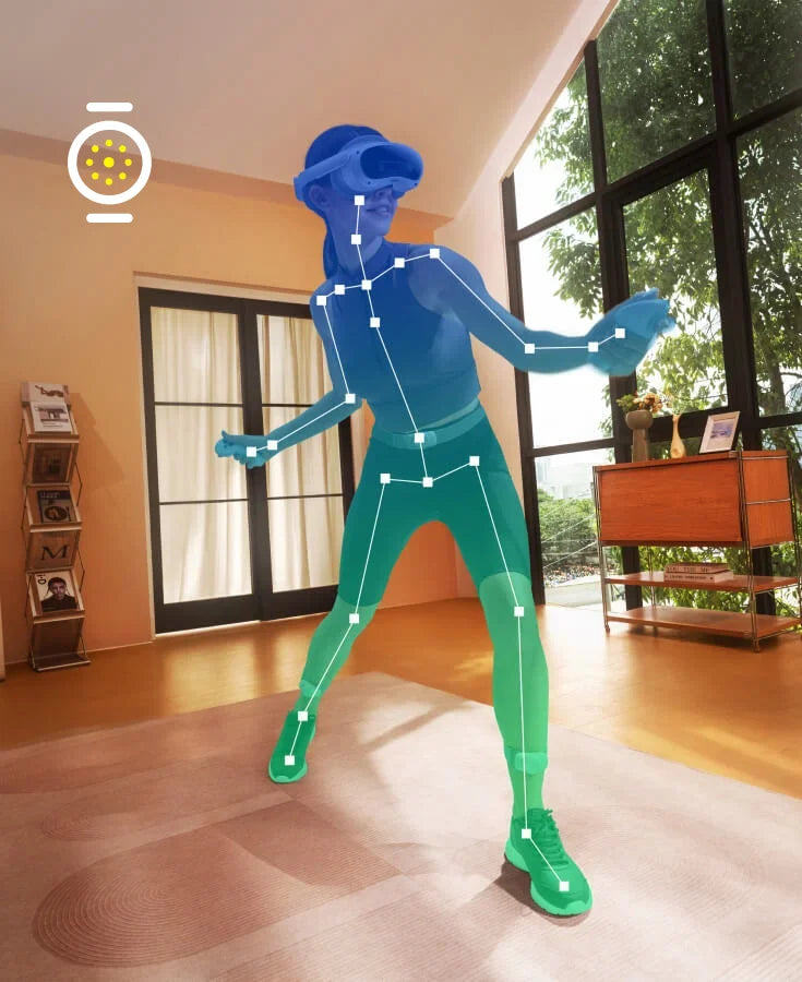 Person mit VR-Headset trainiert in einem hellen Wohnzimmer mit digitalem Skelett-Tracking-Overlay