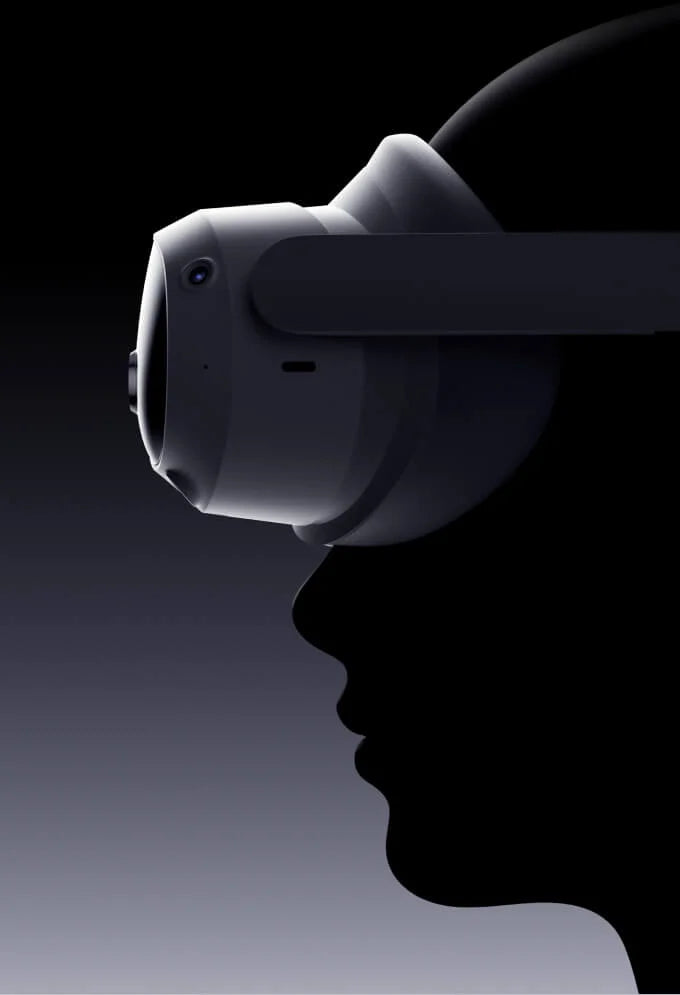 Seitenprofil einer Person mit modernem VR-Headset vor dunklem Hintergrund