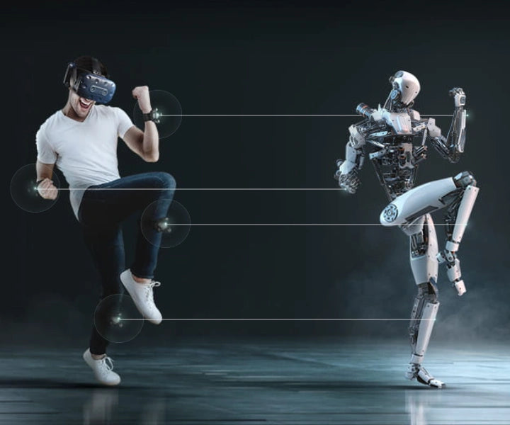 Mann mit VR-Headset und Tracking-Sensoren bewegt sich synchron mit einem humanoiden Roboter